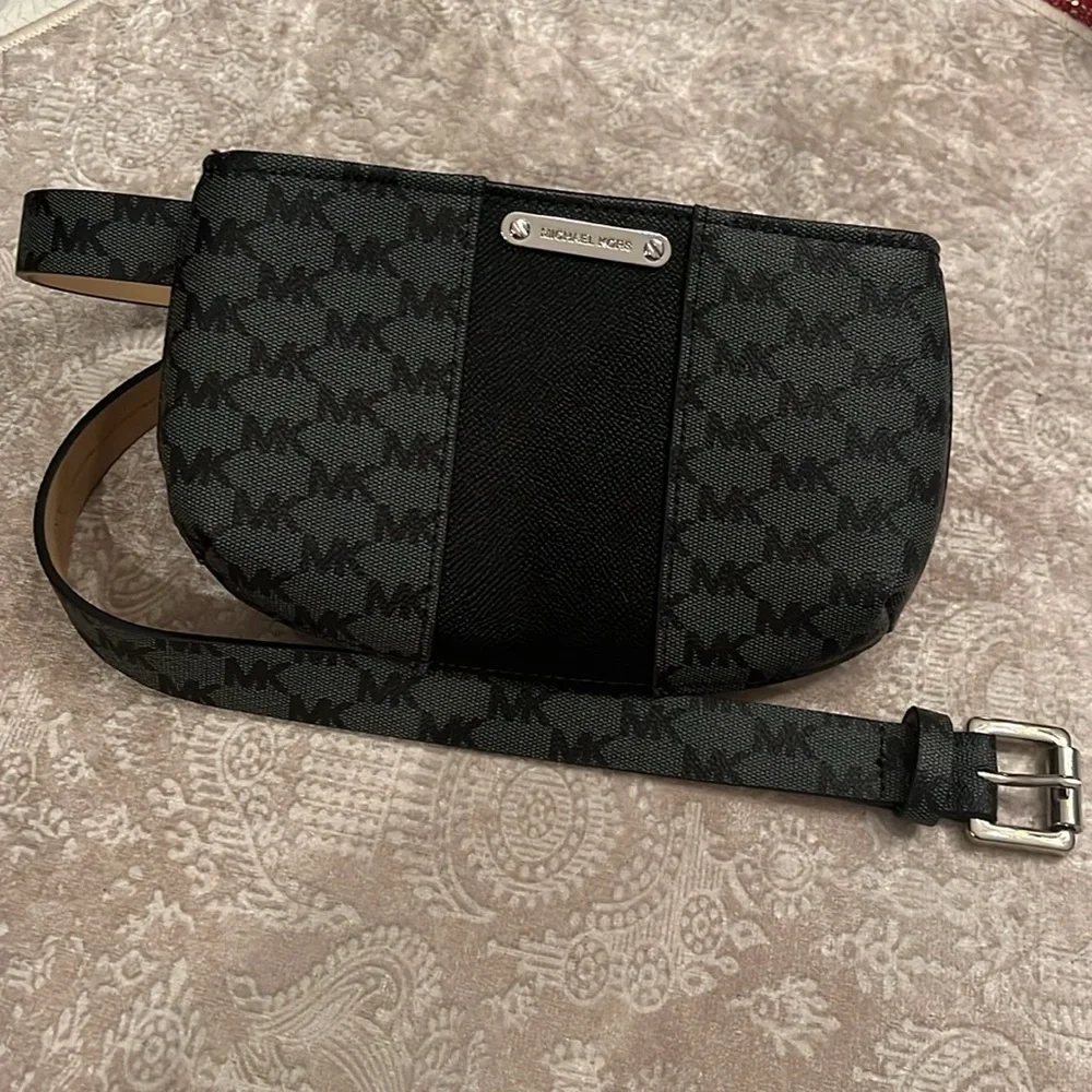 Brand New Michael Kors Black Zippered Belt Bag Fanny Pack w/ Silver Tone Accents